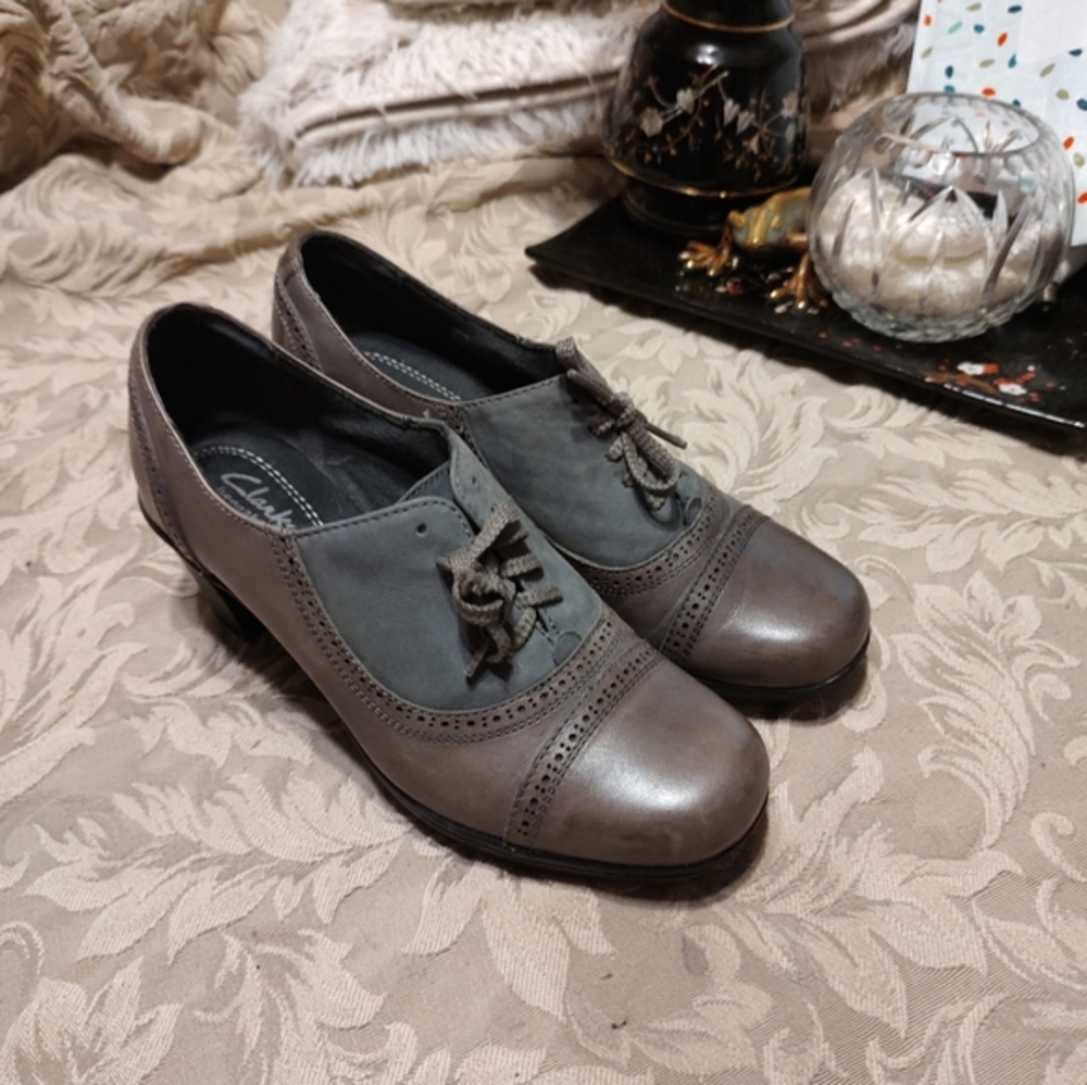 🩶Glorious Clarks Taupe & Graphite Leather Brogue Spectator Booties Heels - 7.5M - Picture 2 of 13